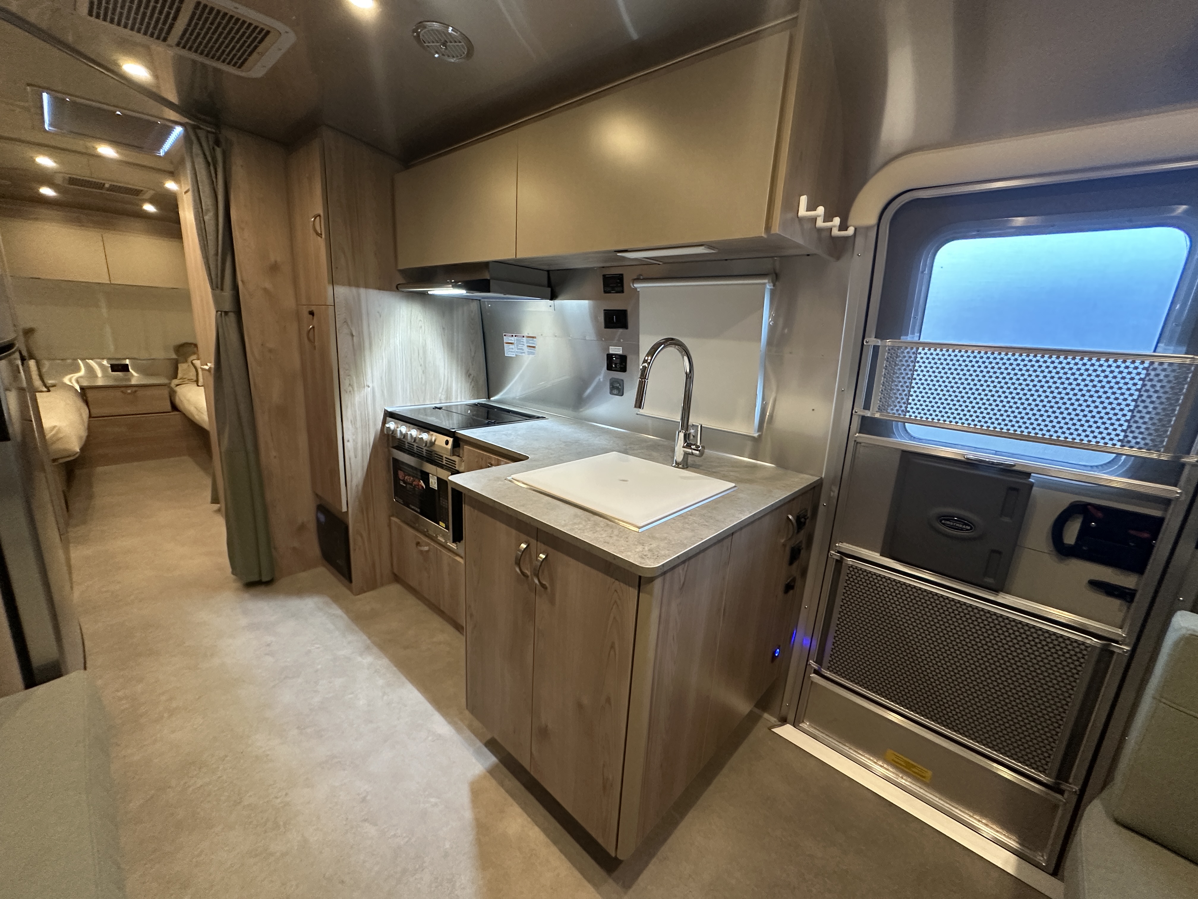2027 Airstream Flying Cloud 27FBT - Image 14