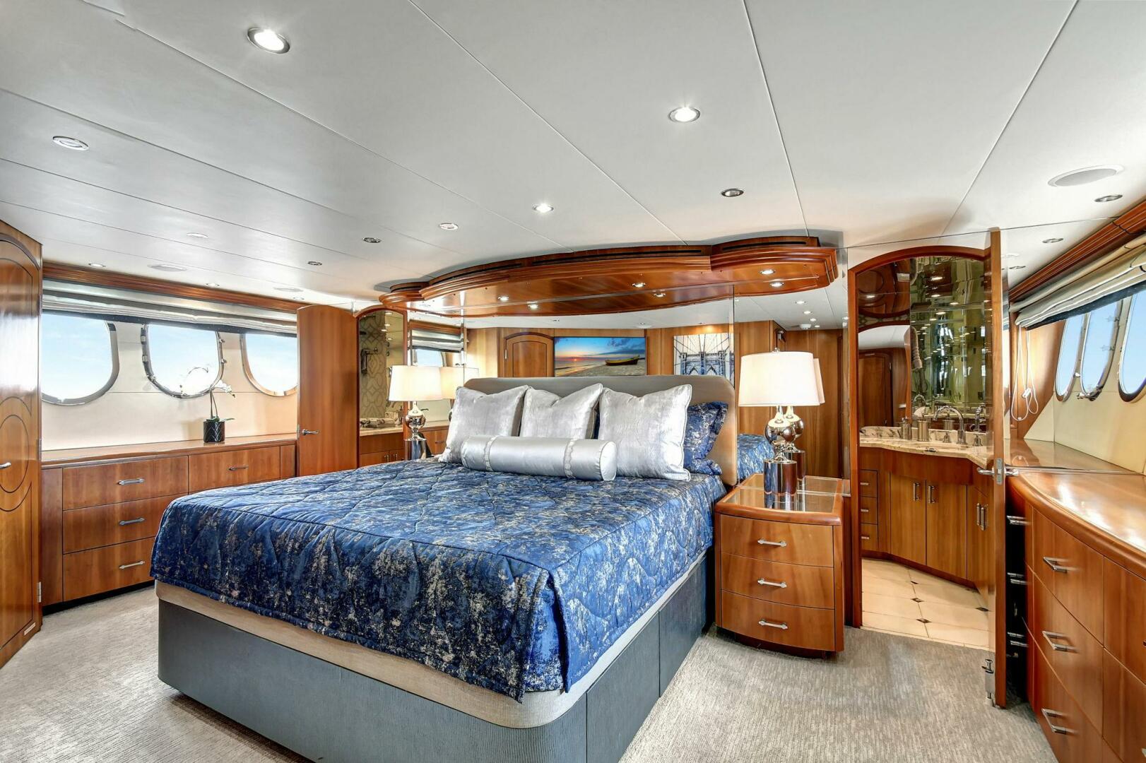 2005 Hatteras - Image 23