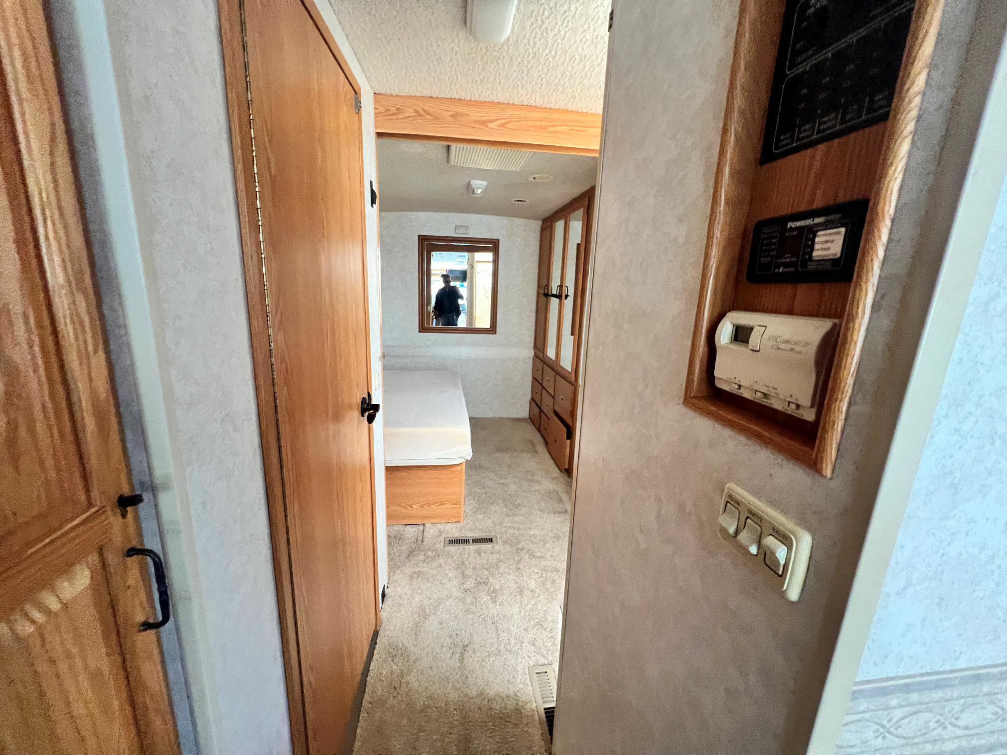 2004 Winnebago Brave 32V - Image 16