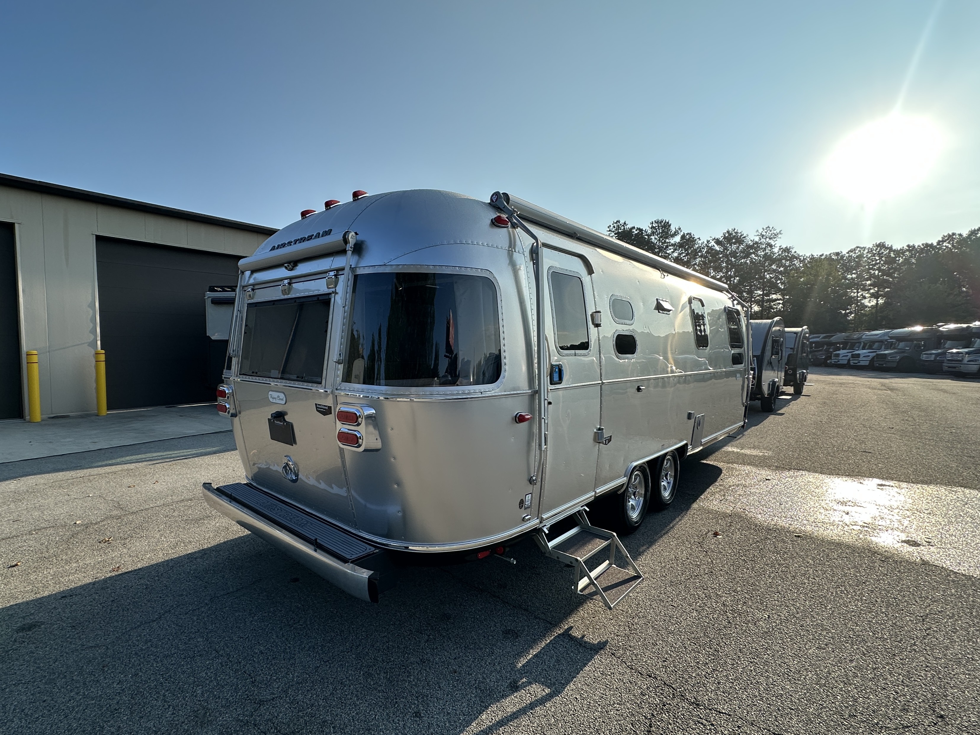 2027 Airstream Flying Cloud 27FB - Image 5