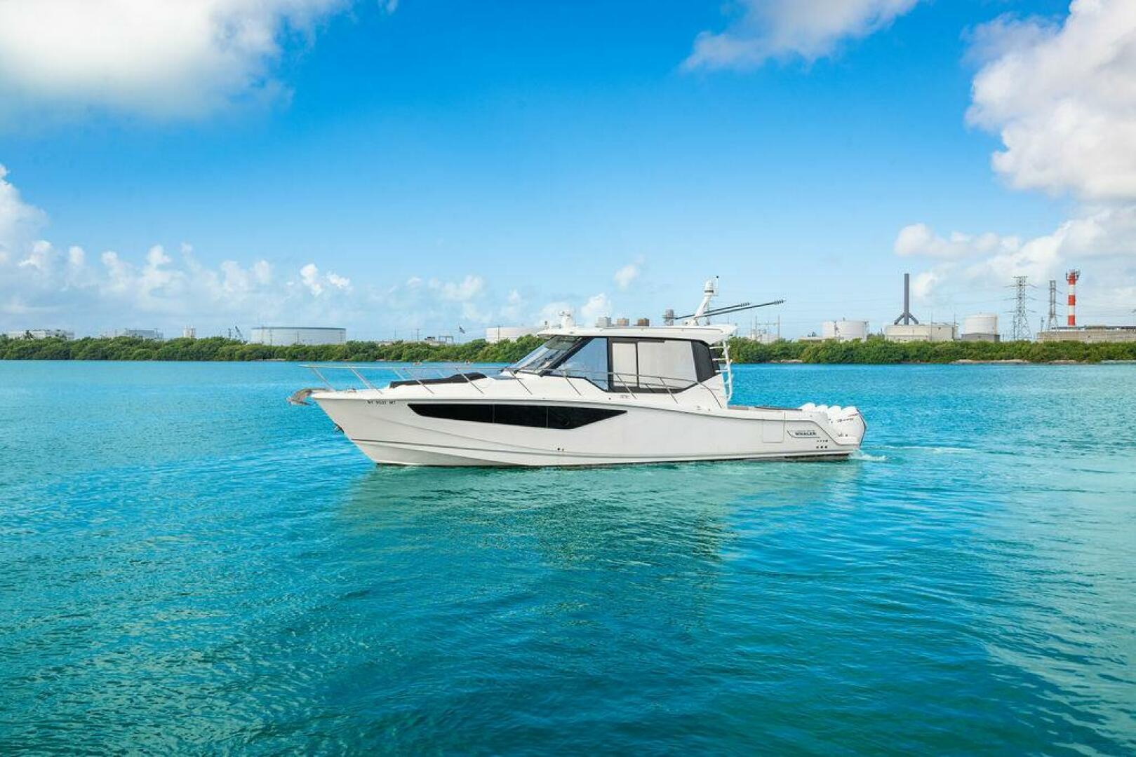 2023 Boston Whaler 405 Conquest - Image 6