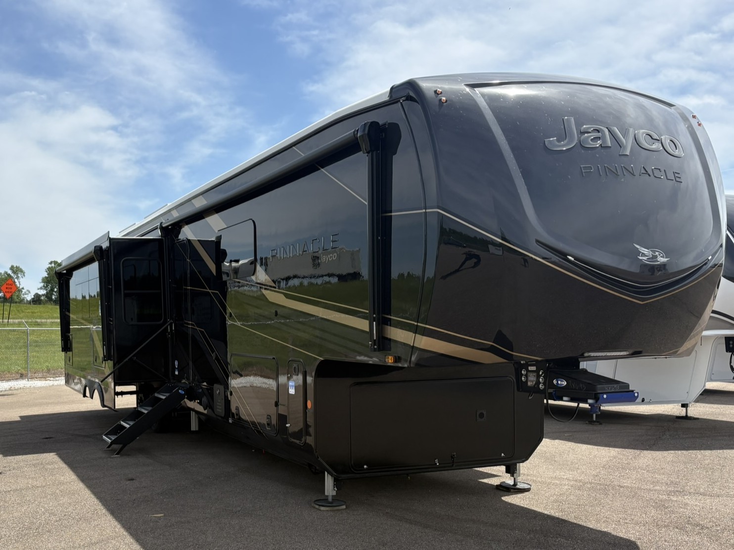 2026 JAYCO PINNACLE 38FBRK - Image 1