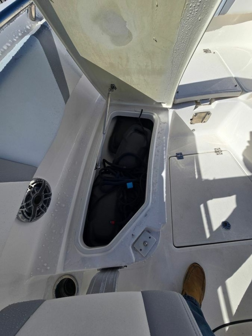 2022 Robalo R272 - Image 10