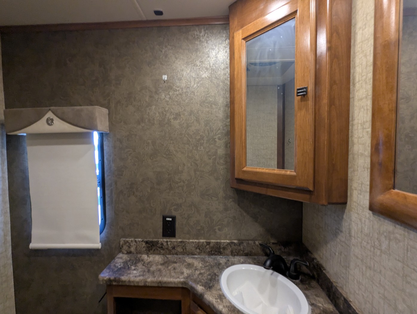 2014 Tiffin Allegro 36 LA - Image 25