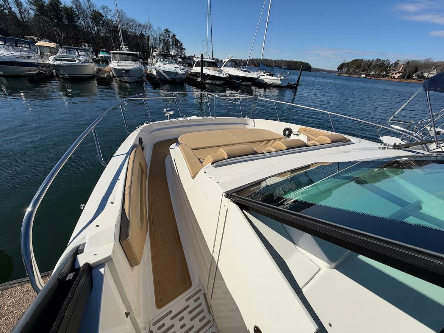 2023 Sea Ray 320 Outboard - Image 17