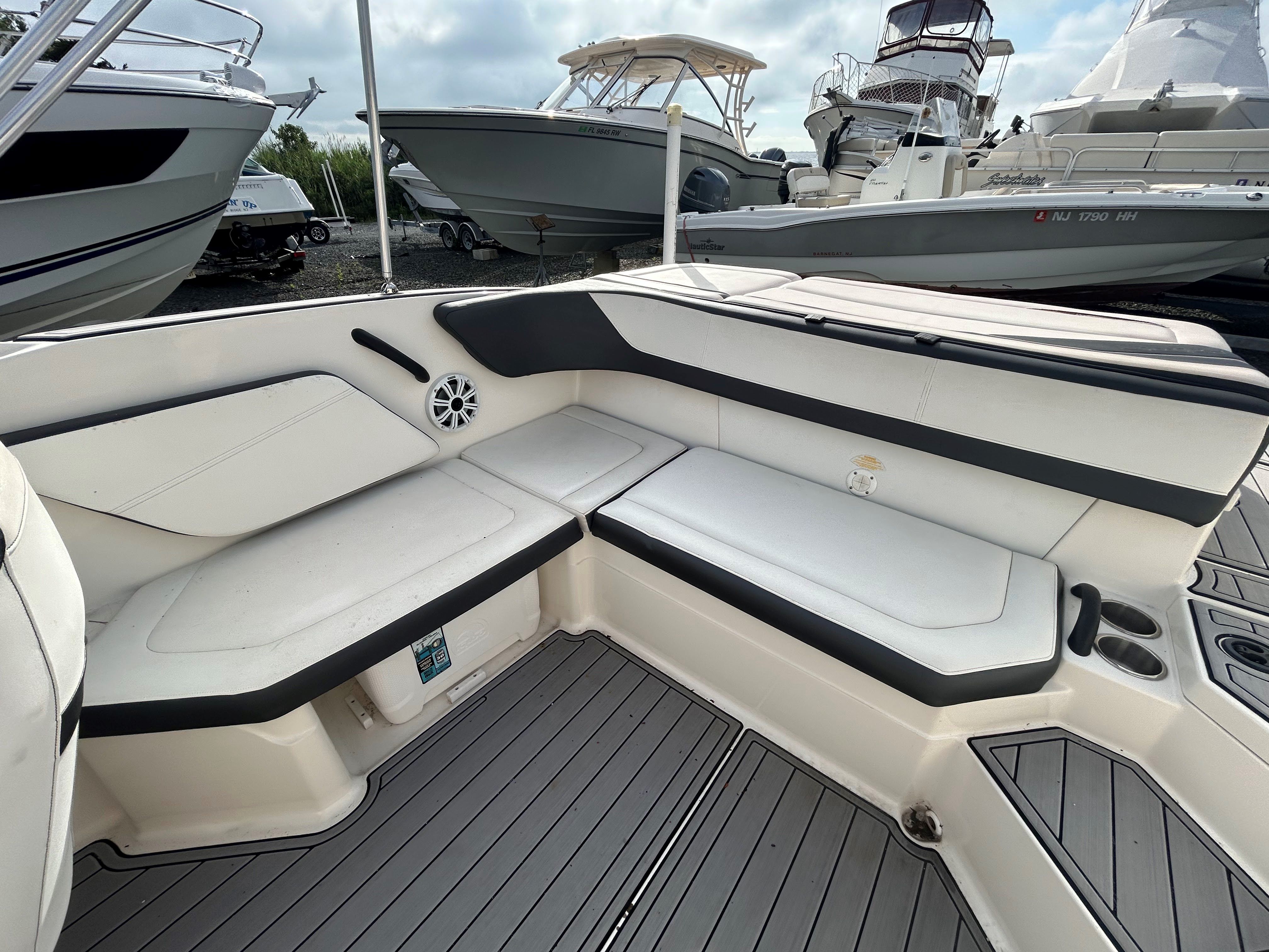 2016 Sea Ray SPX 210 - Image 4