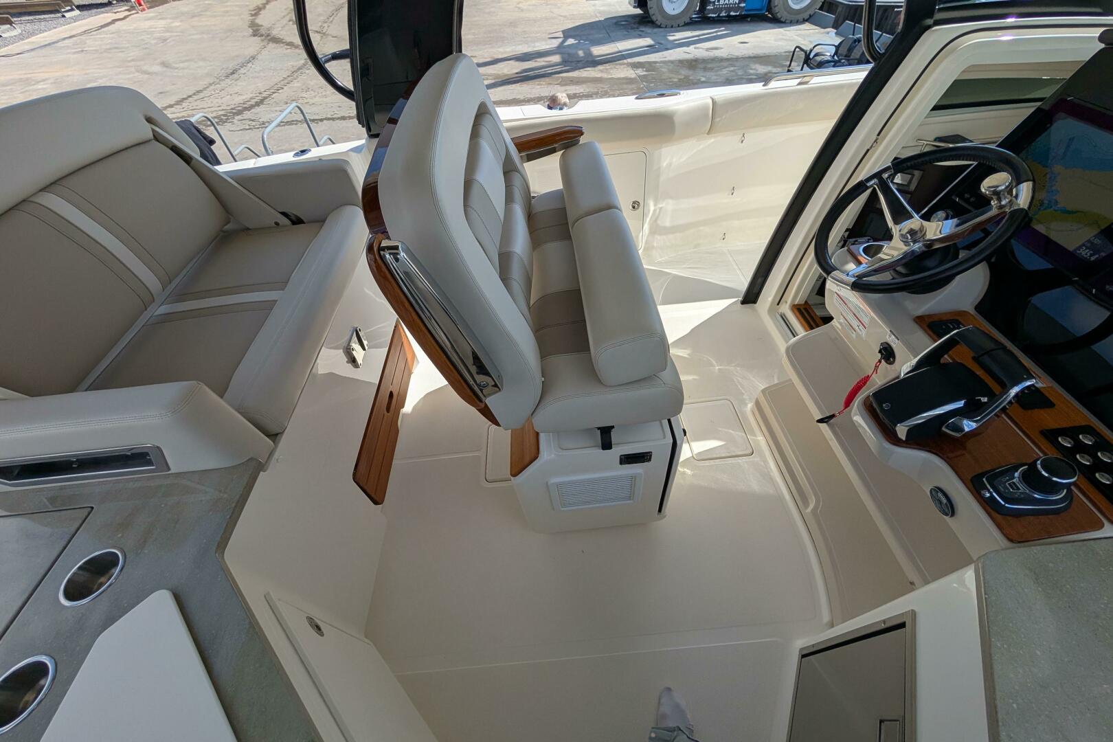 2024 Boston Whaler 350 Realm - Image 5