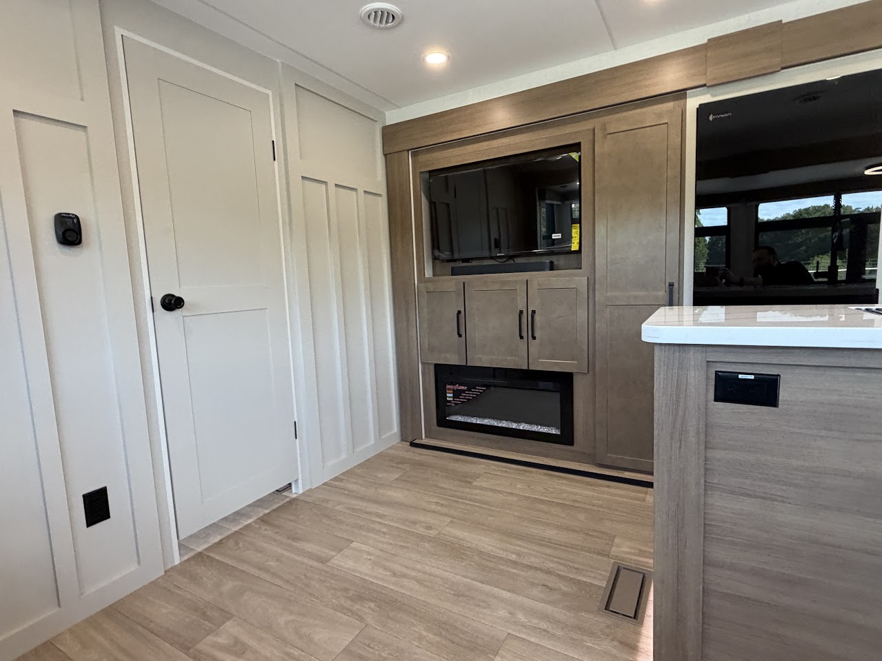 2027 VENTURE RV SPORTTREK 343VIB - Image 25