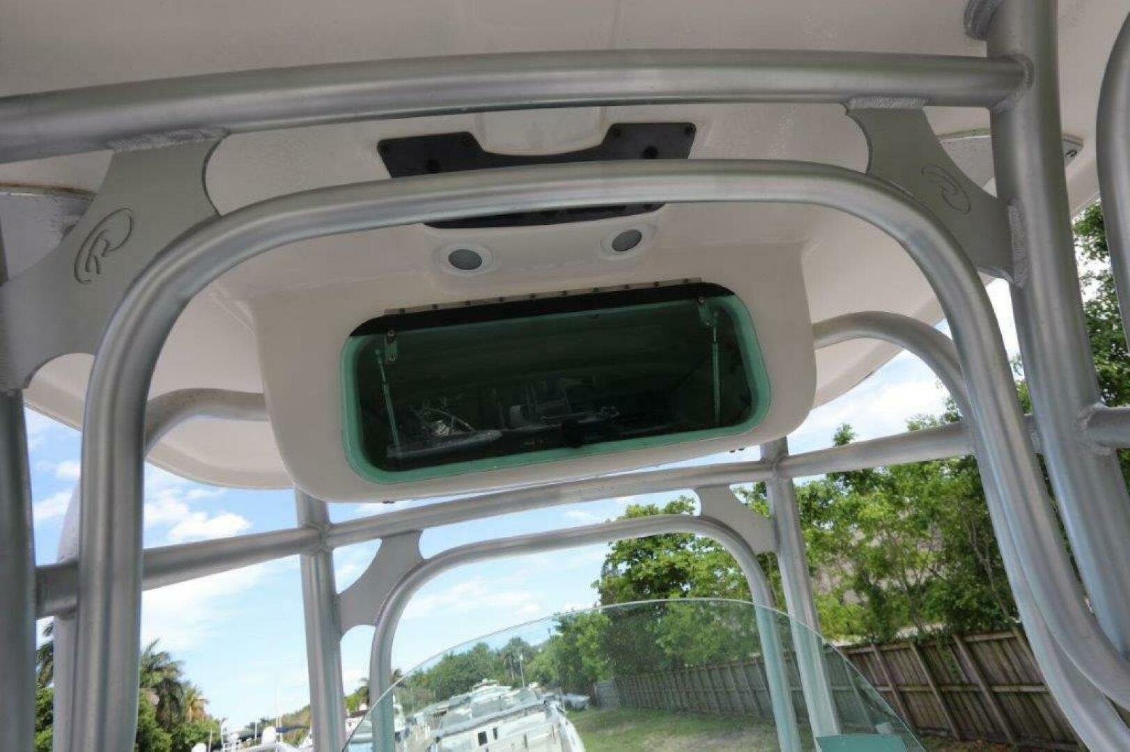 2017 Robalo R260 Center Console - Image 27