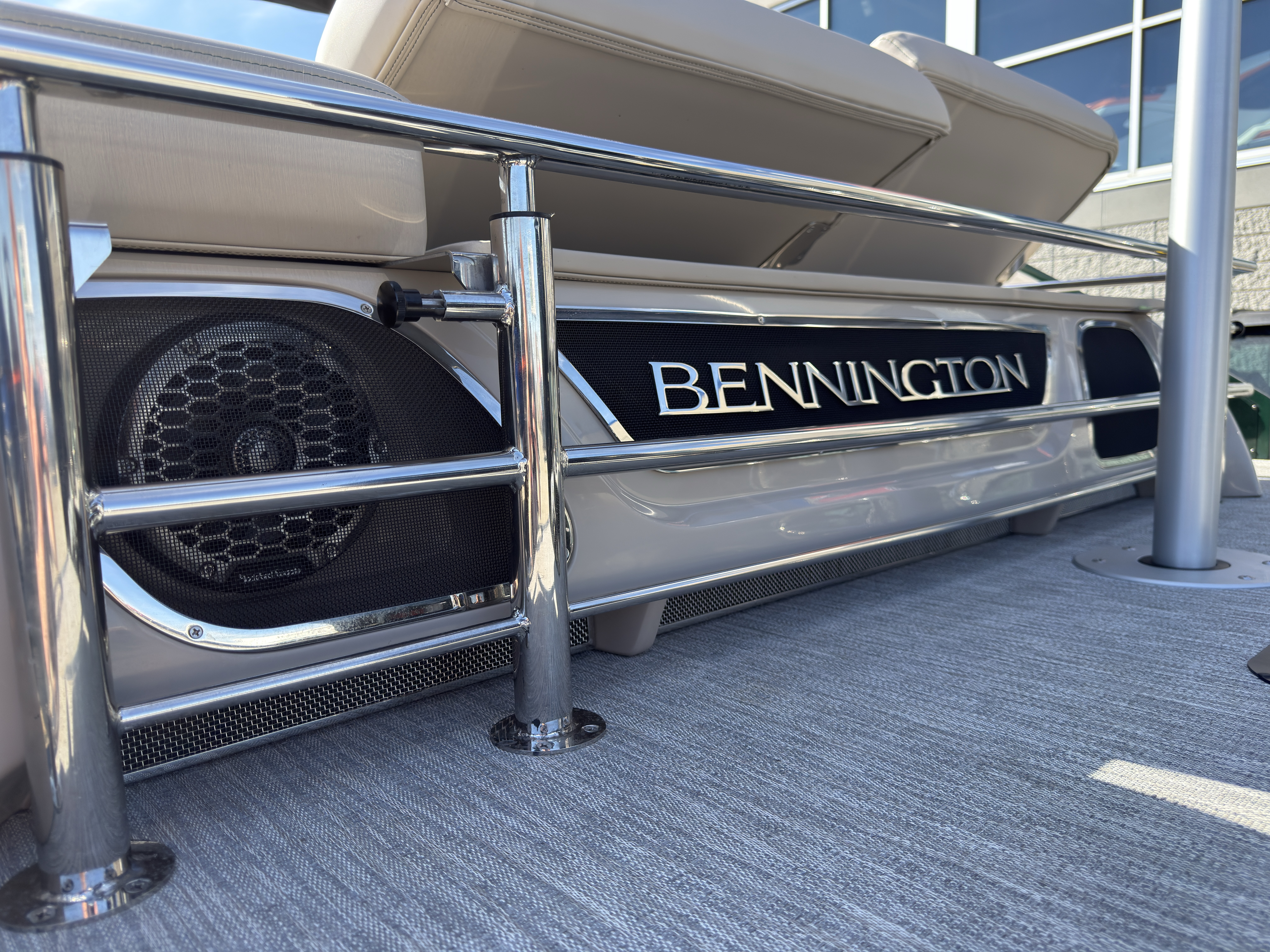 2026 Bennington 25QXSBA 425HP V10 Tritoon Pontoon - Image 30