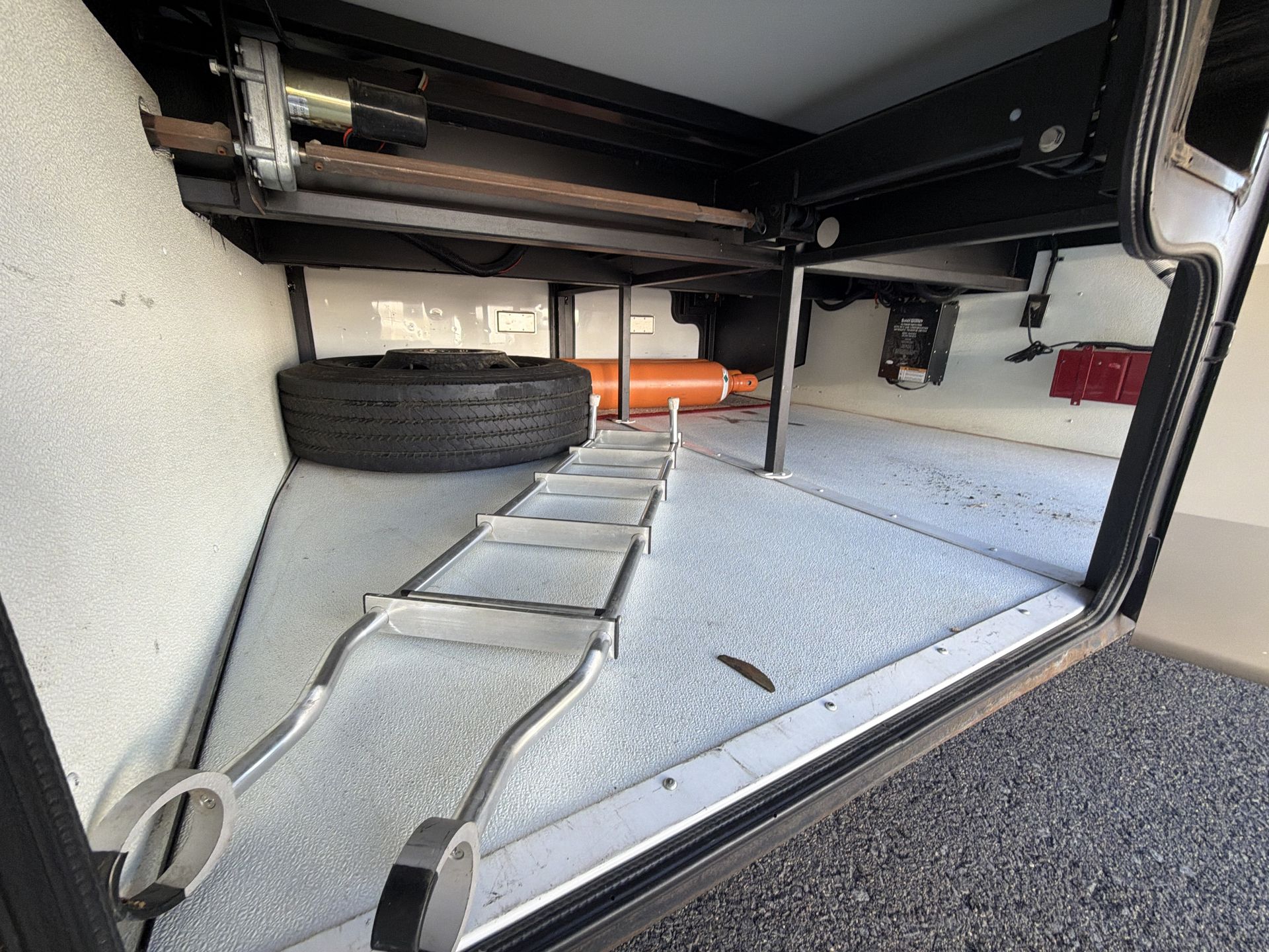 2013 Fleetwood Expedition 38B - Image 14