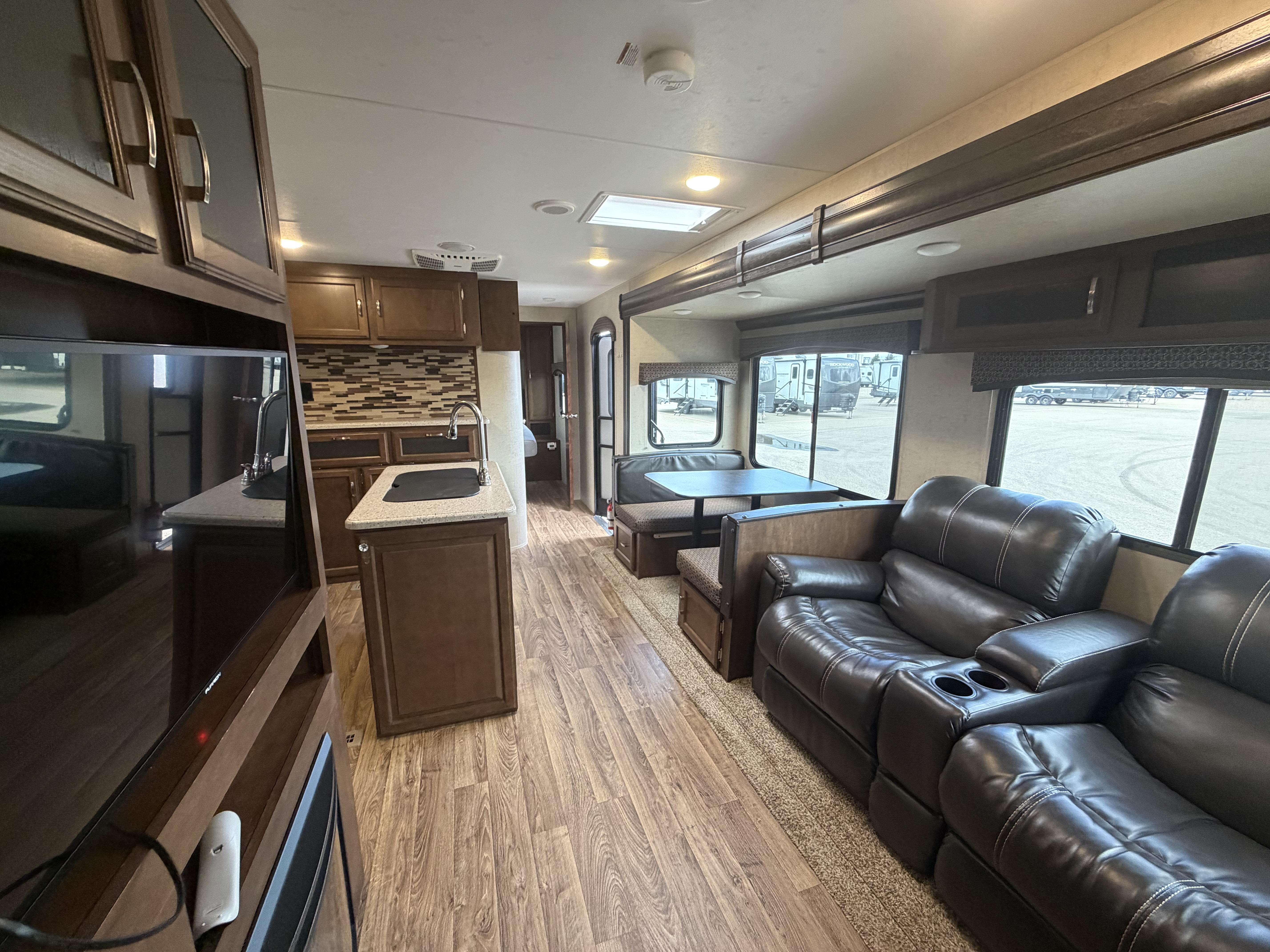 2018 VENTURE RV SPORT TREK 327 VIK - Image 4