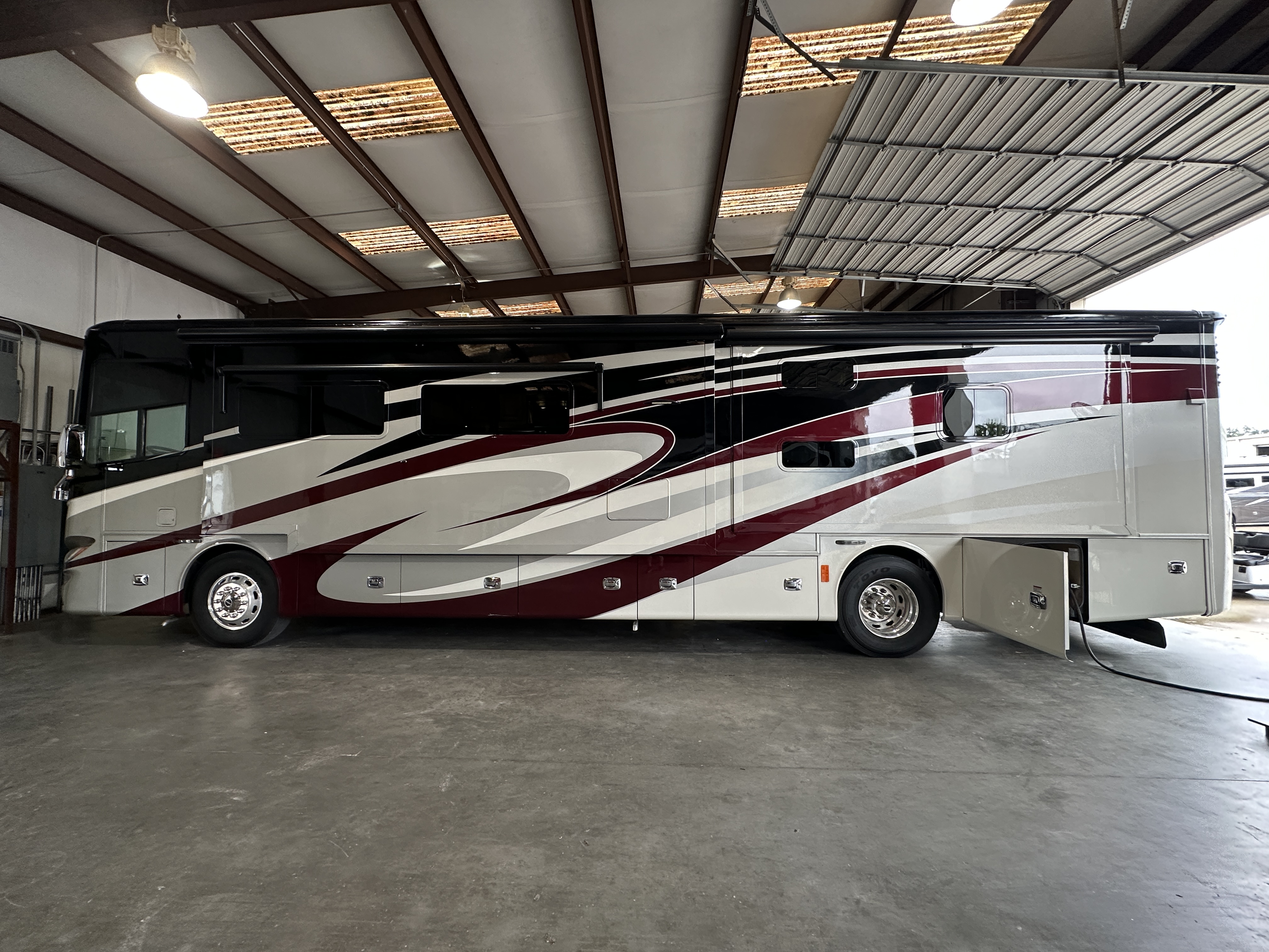 2018 TIFFIN PHAETON 40 QKH - Image 3