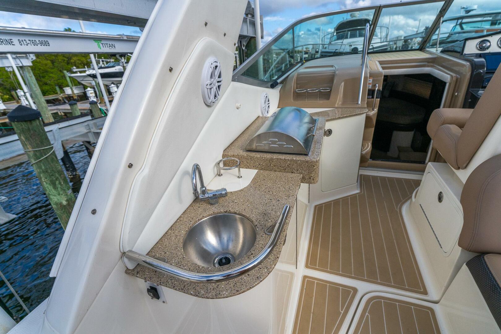 2016 Sea Ray 330 Sundancer - Image 30