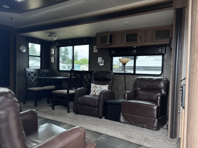 2015 Shasta Revere 29RK - Image 5