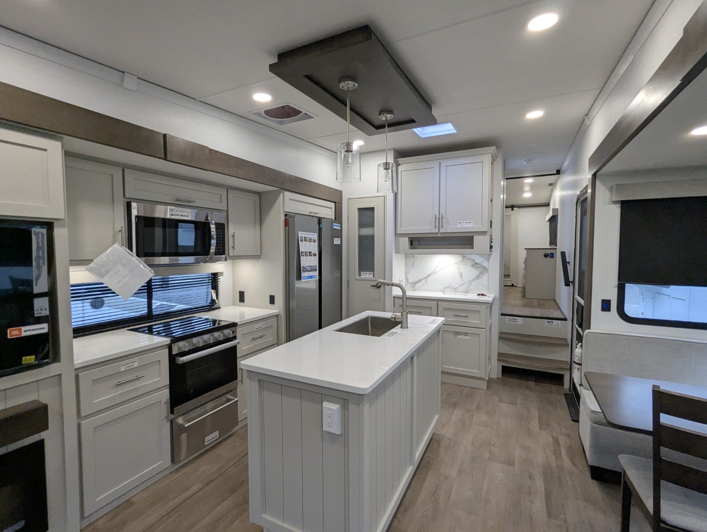 2027 Alliance RV Avenue 32RLS - Image 36