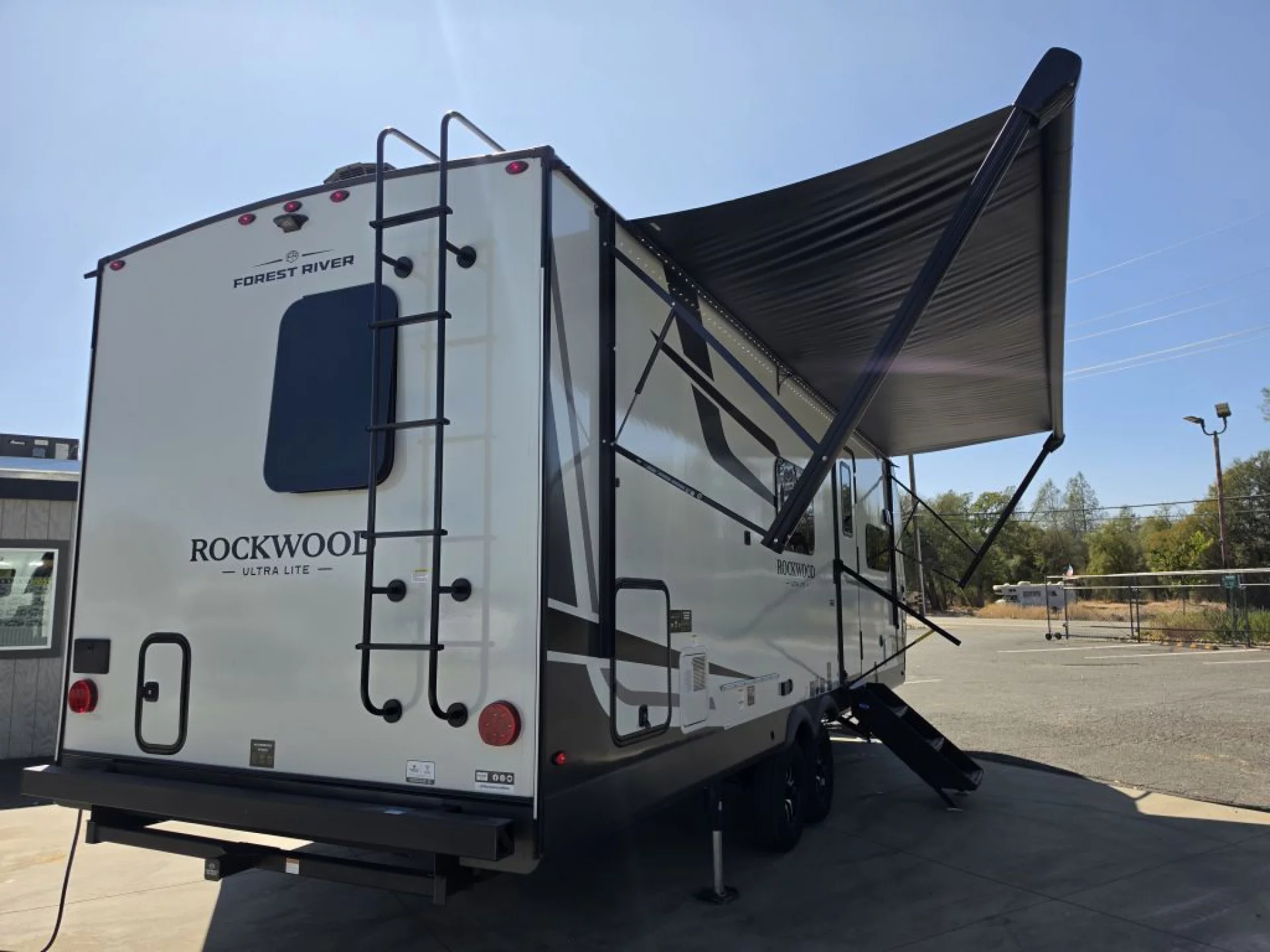 2027 FOREST RIVER ROCKWOOD ULTRA LITE 2623MBR - Image 7