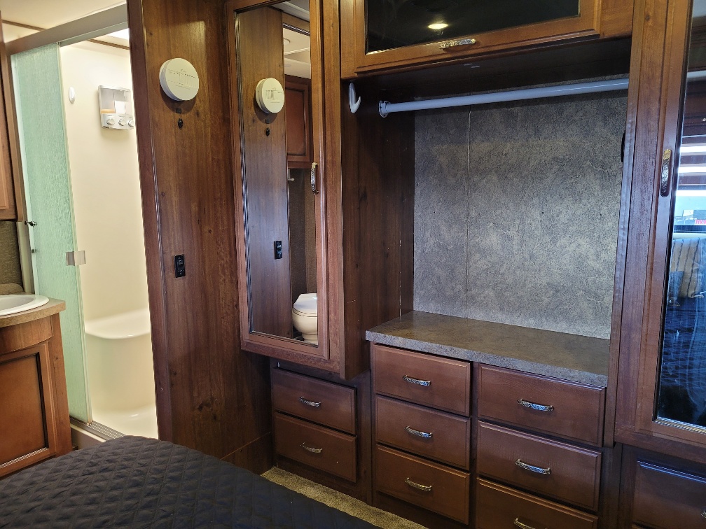 2014 Fleetwood Bounder 36E - Image 17