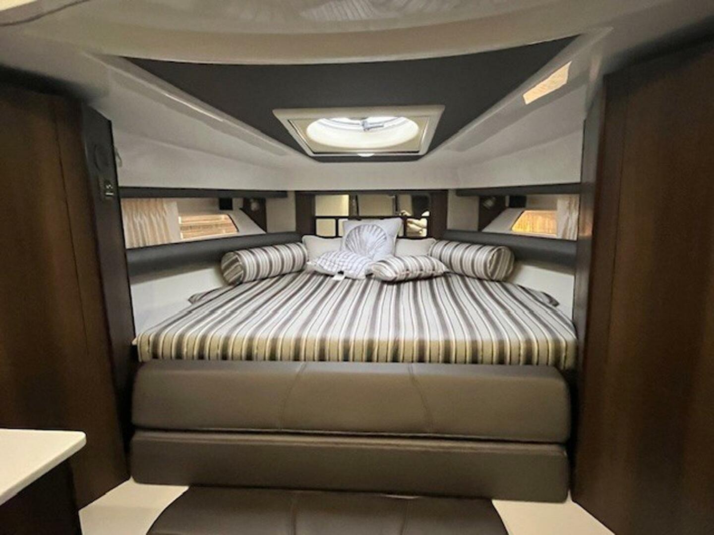 2018 Monterey 335 Sport Yacht - Image 10