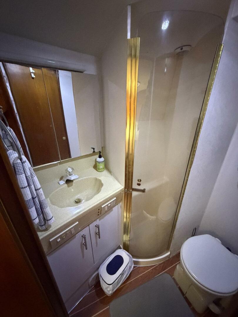 2001 Ocean Yachts 40 Express Bridge - Image 23
