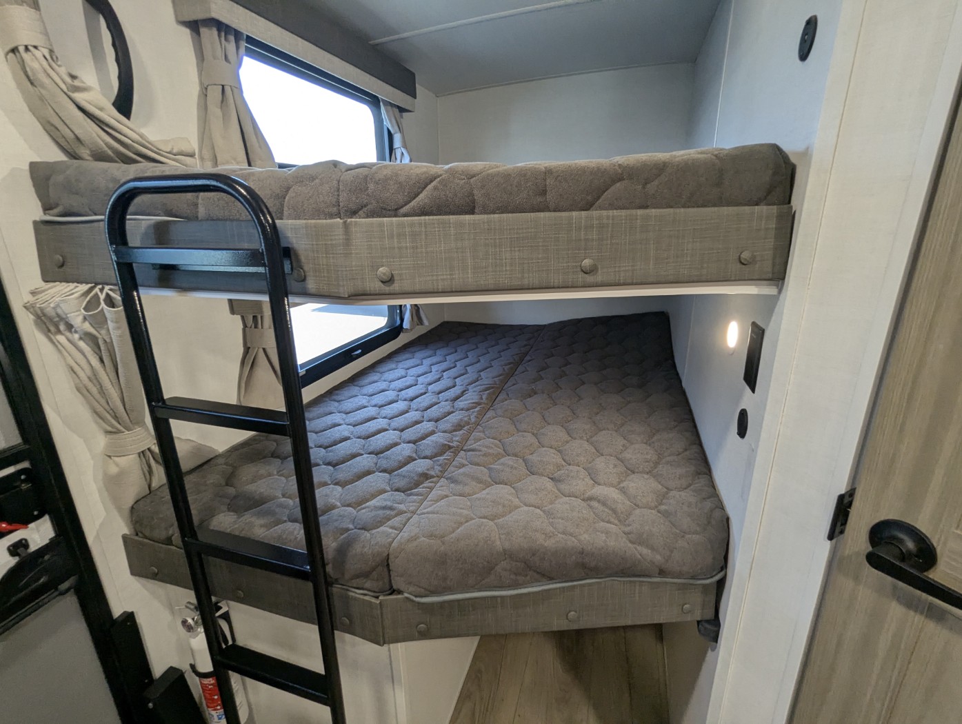 2027 Forest River Rockwood Ultra Lite 2706BH - Image 35