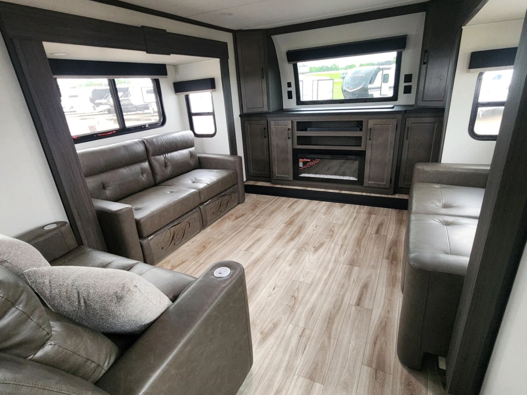 2026 VENTURE RV SPORTTREK 365VFL - Image 16