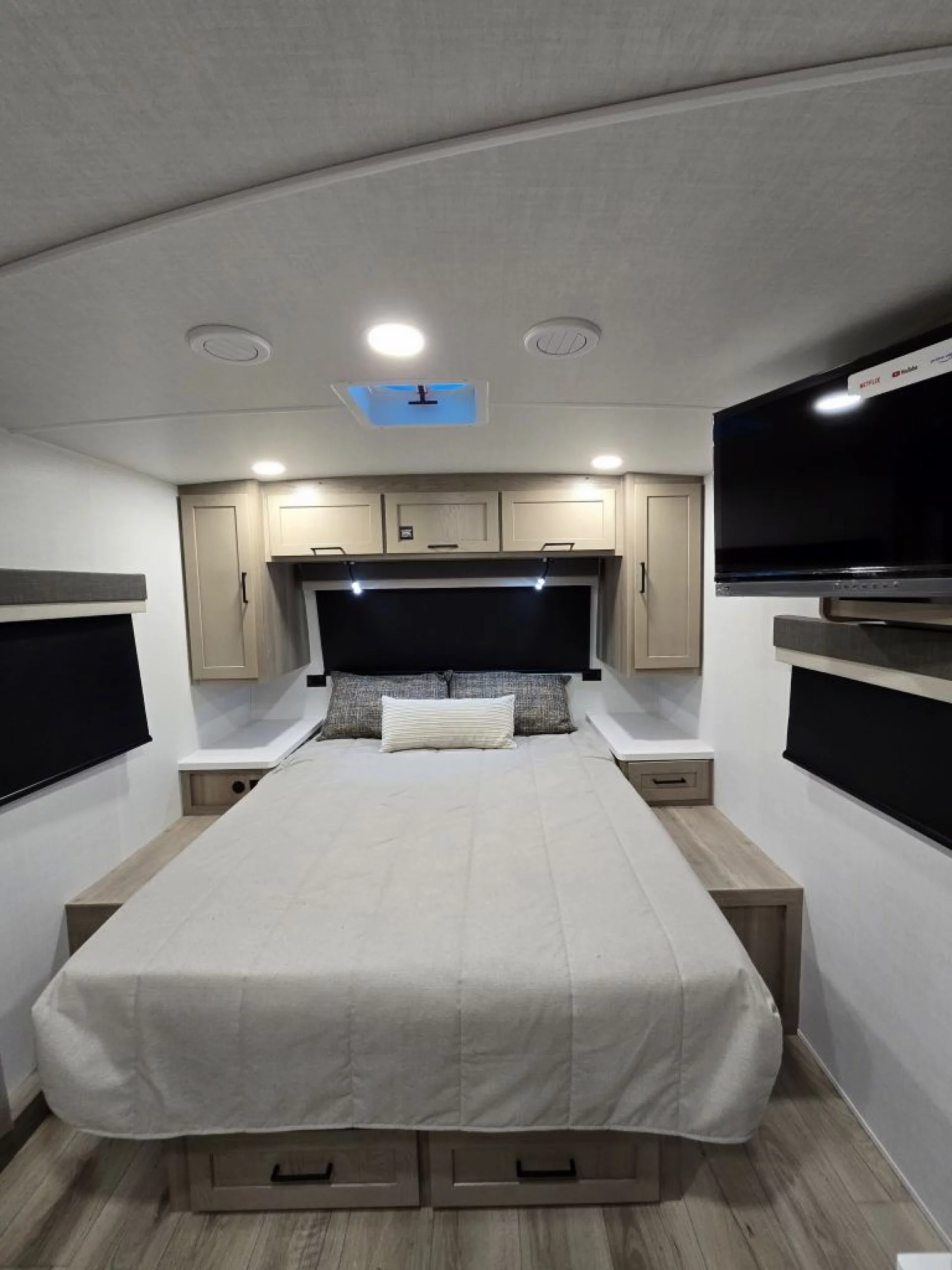 2026 FOREST RIVER ROCKWOOD MINI LITE 2109S - Image 12