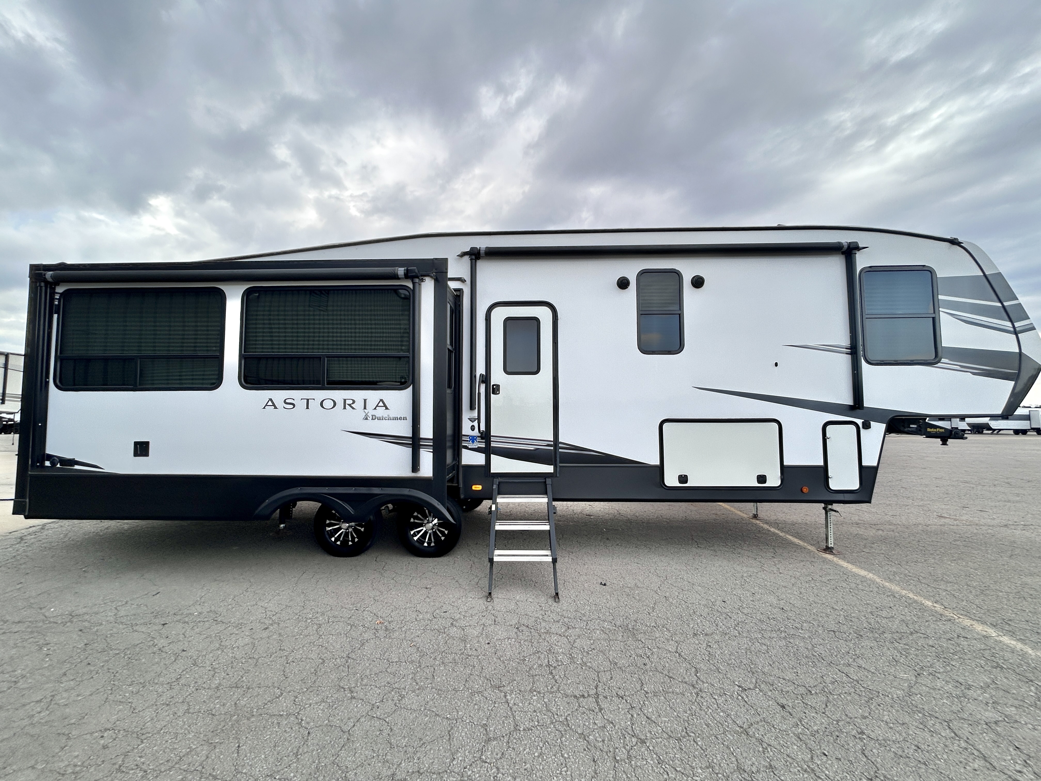 2020 Dutchmen Astoria 3173RLP - Image 2