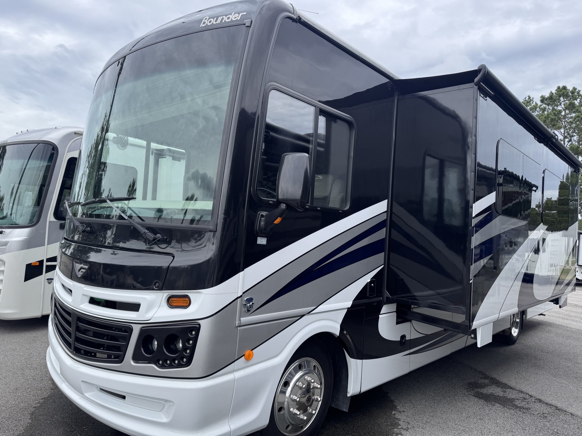 2020 Fleetwood BOUNDER 35K - Image 3
