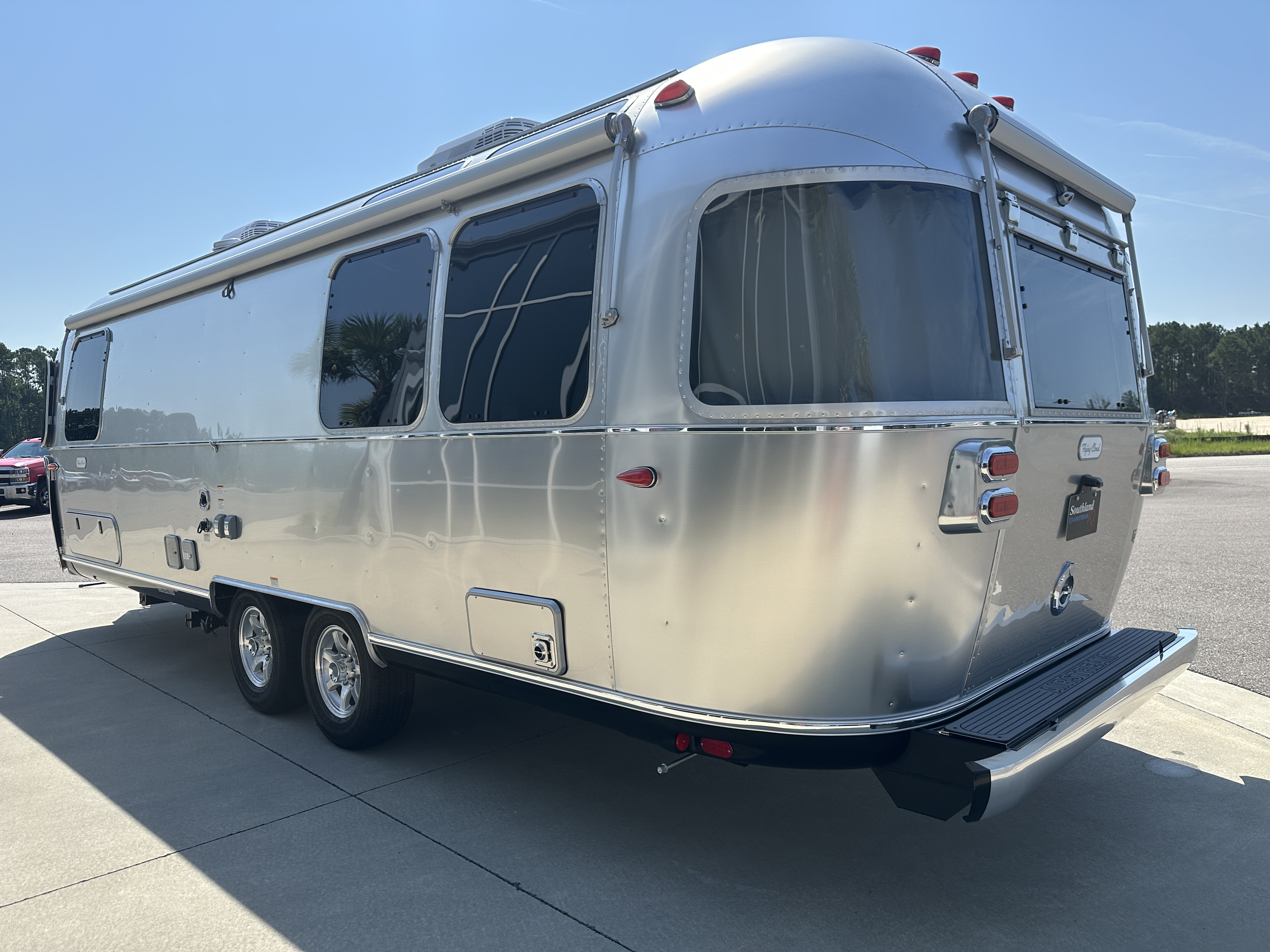 2027 Airstream Flying Cloud 27FBT - Image 6
