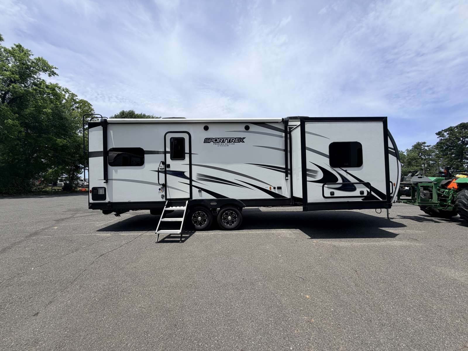 2023 Venture RV SportTrek Touring Edition - Image 5