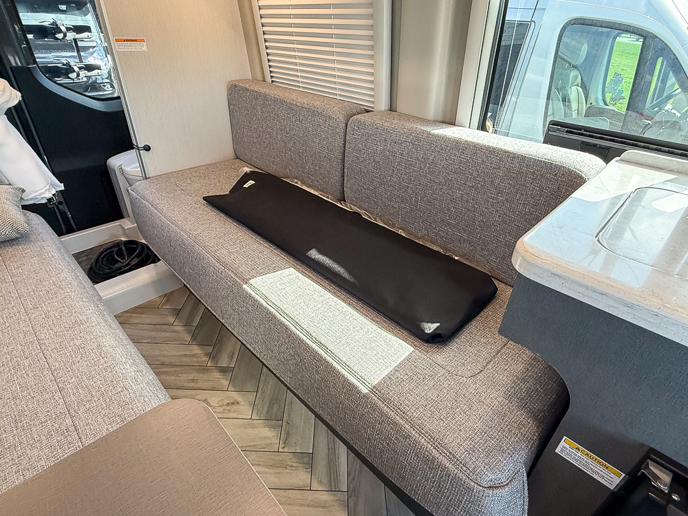 2025 THOR MOTORCOACH 19A - Image 28
