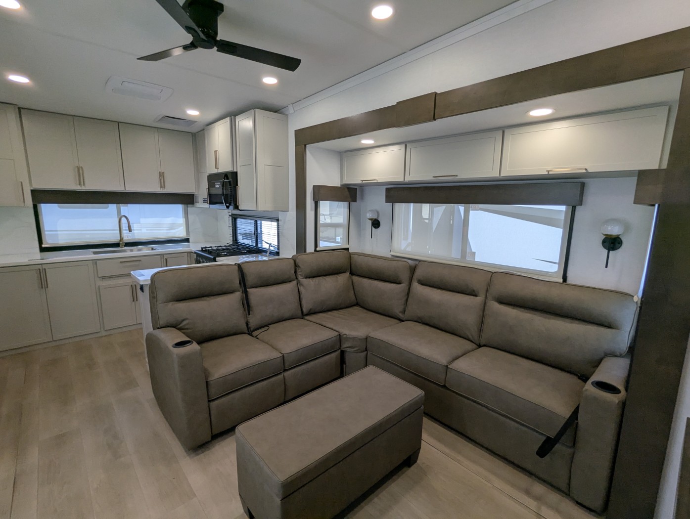2027 Alliance RV Paradigm 312RK - Image 17