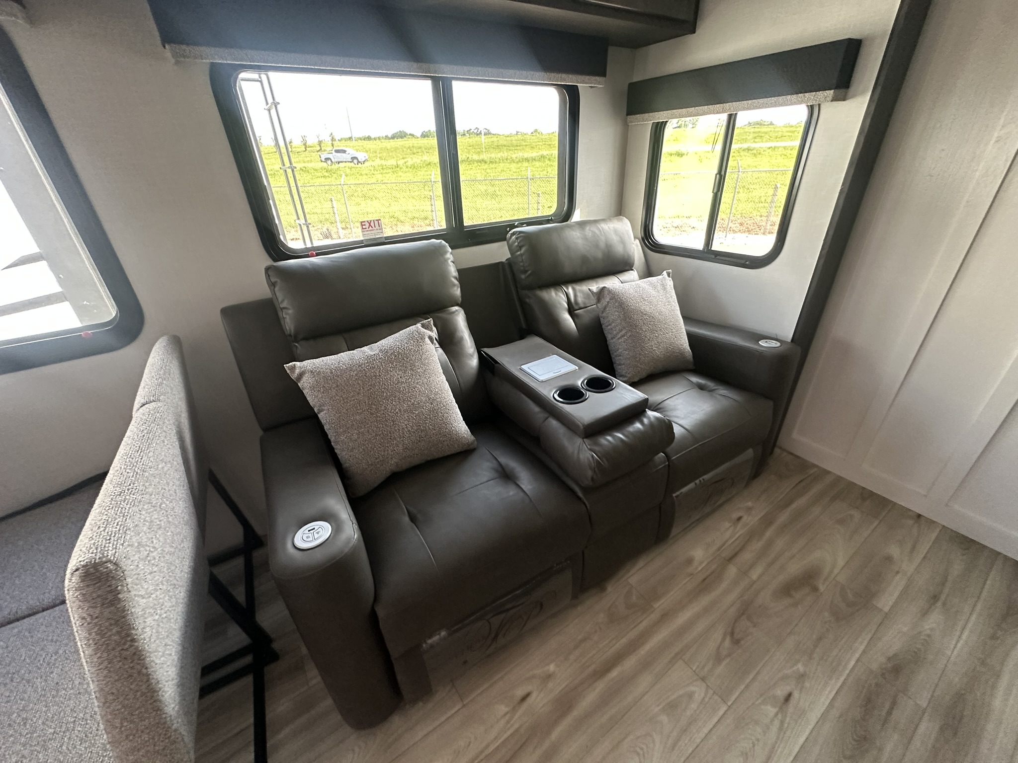 2026 VENTURE RV SPORTTREK 354VBH - Image 23