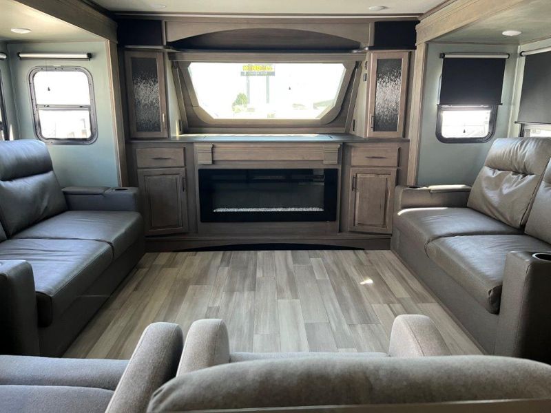 2023 Grand Design Solitude 380FL - Image 17