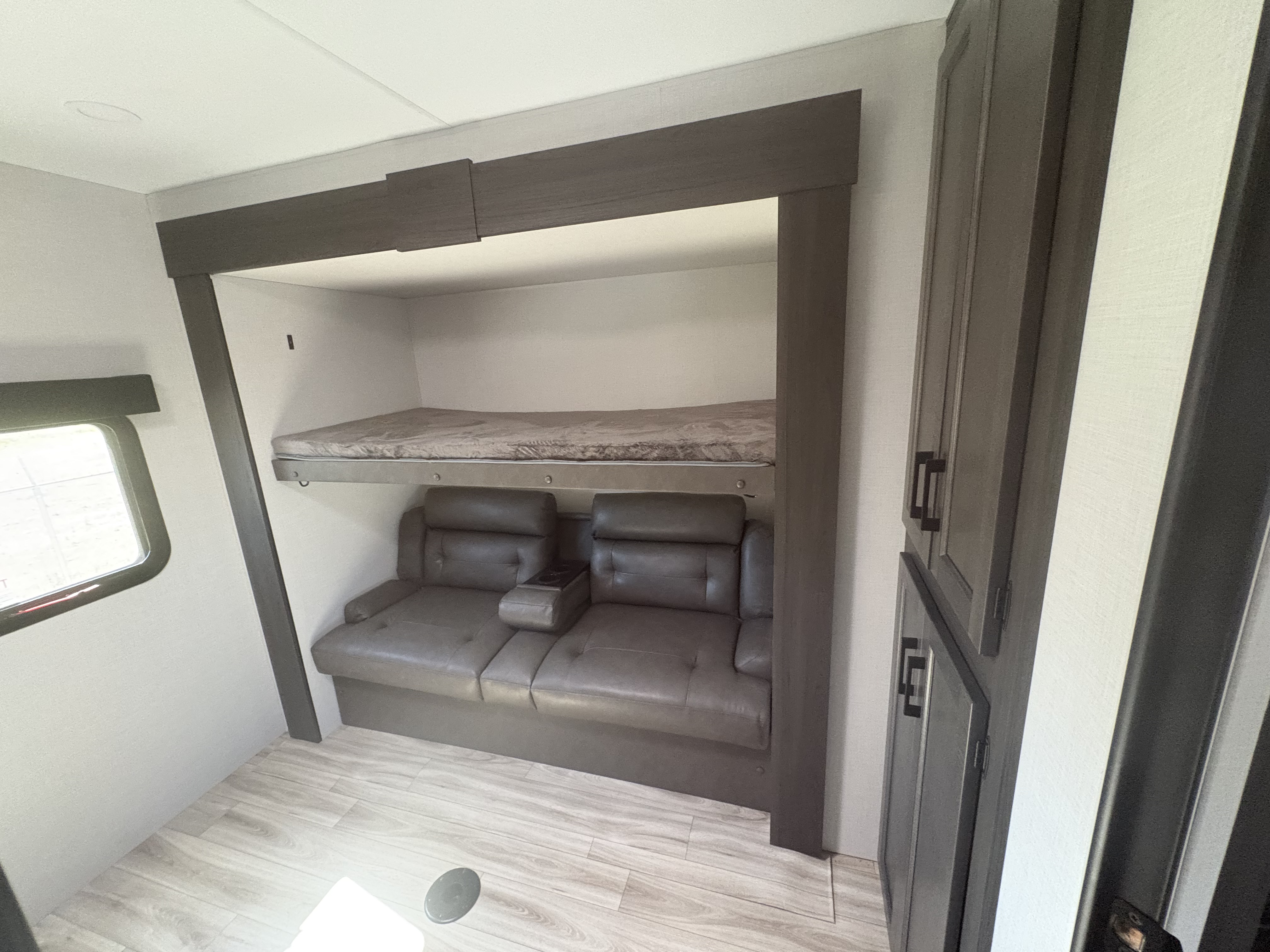 2026 VENTURE RV SPORTTREK 327VIK - Image 20