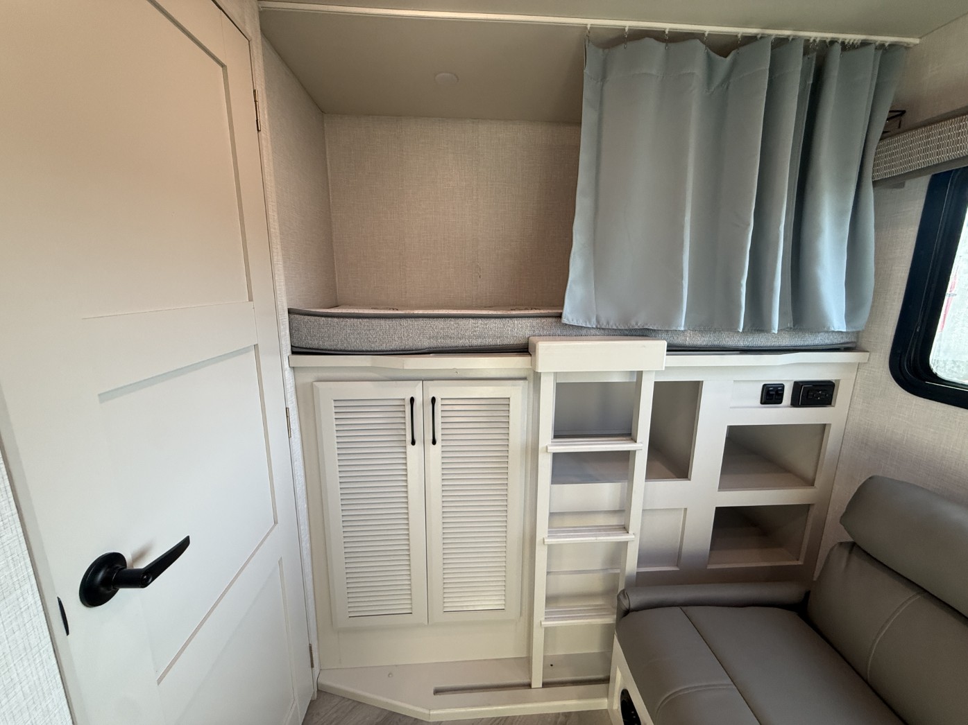 2025 Holiday Rambler Invicta 36Y - Image 23