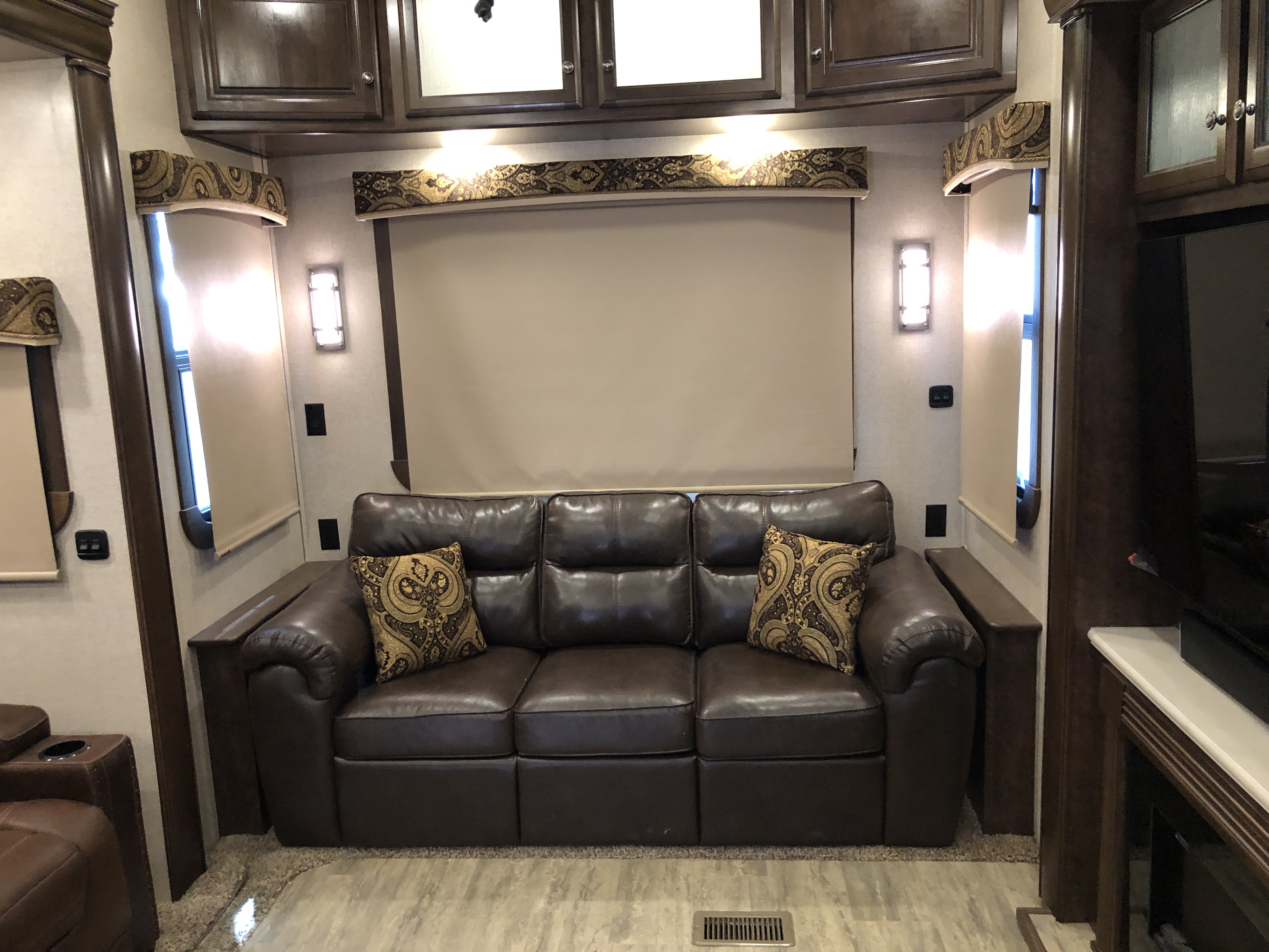 2017 REDWOOD RV 3821RL - Image 19
