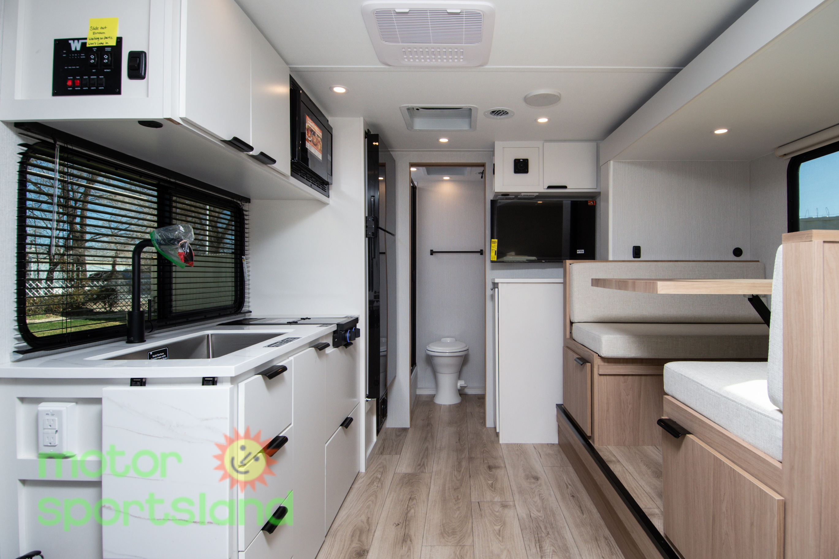 2026 Winnebago Micro Minnie 2108FBS - Image 29