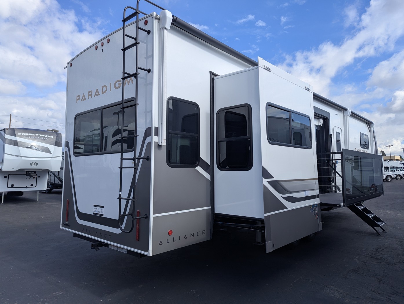 2026 Alliance RV Paradigm 388SP - Image 5
