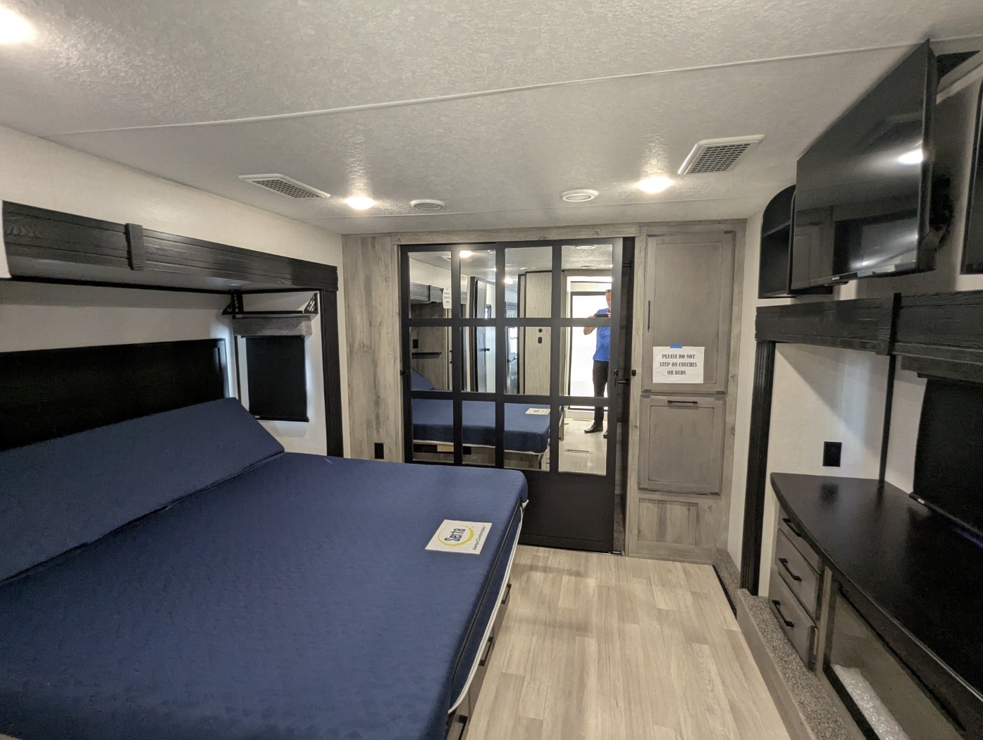 2023 KZ RV Durango Gold G383RLQ - Image 35