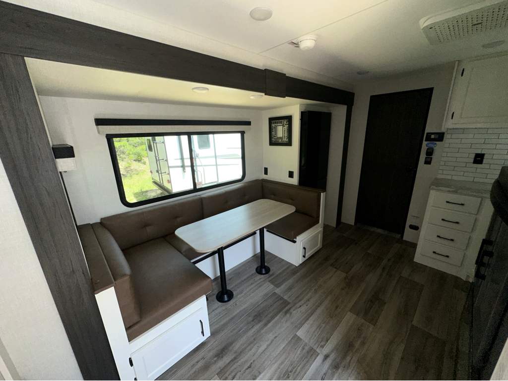 2026 VENTURE RV SPORTTREK 261VBH - Image 9