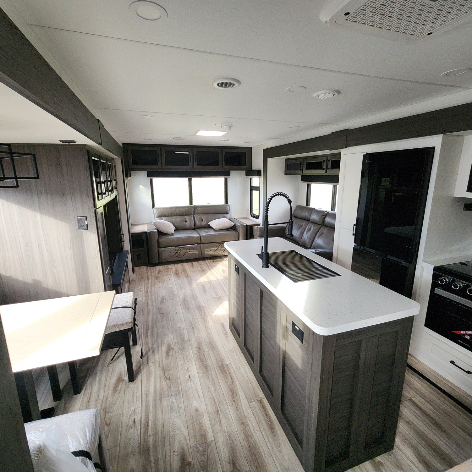 2026 VENTURE RV SPORTTREK 343VIK - Image 17