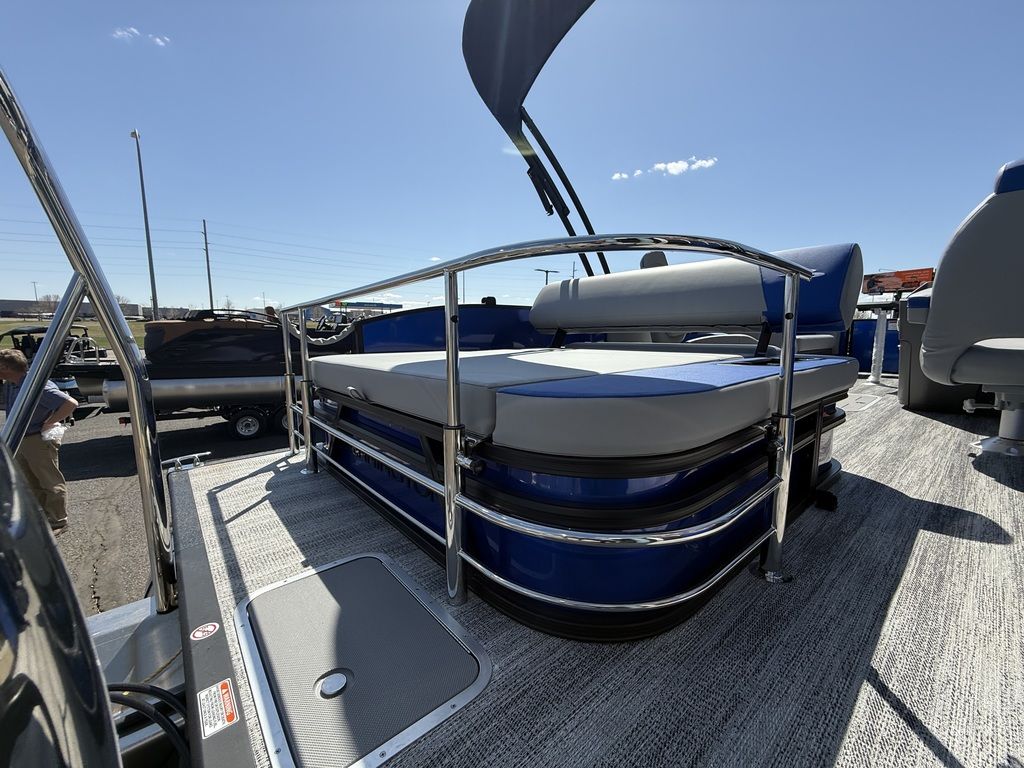 2025 Bennington 22 SSB Swingback Tri-Toon Pontoon - Image 10