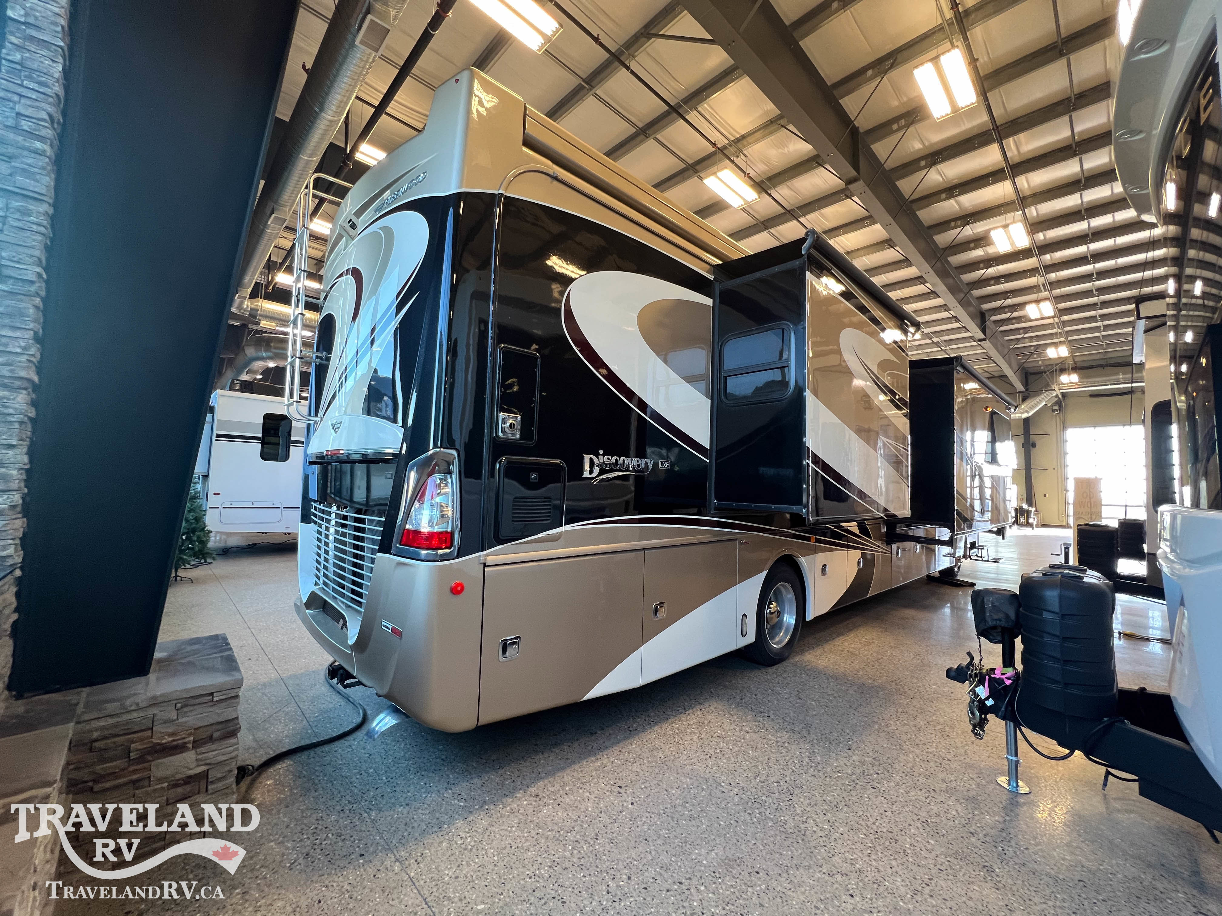 2018 Fleetwood Discovery LXE 40D - Image 7