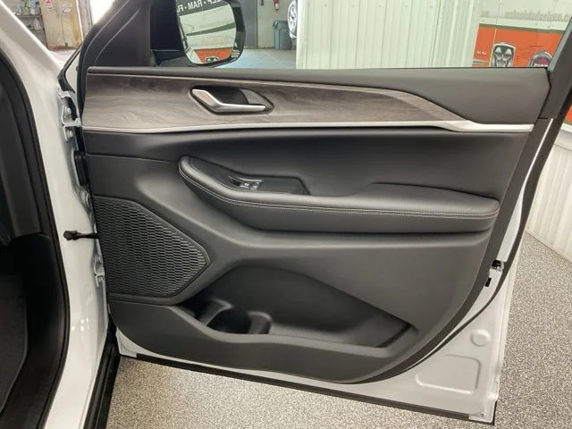 2026 Jeep Grand-Cherokee-L Laredo Altitude 4x4 - Image 25