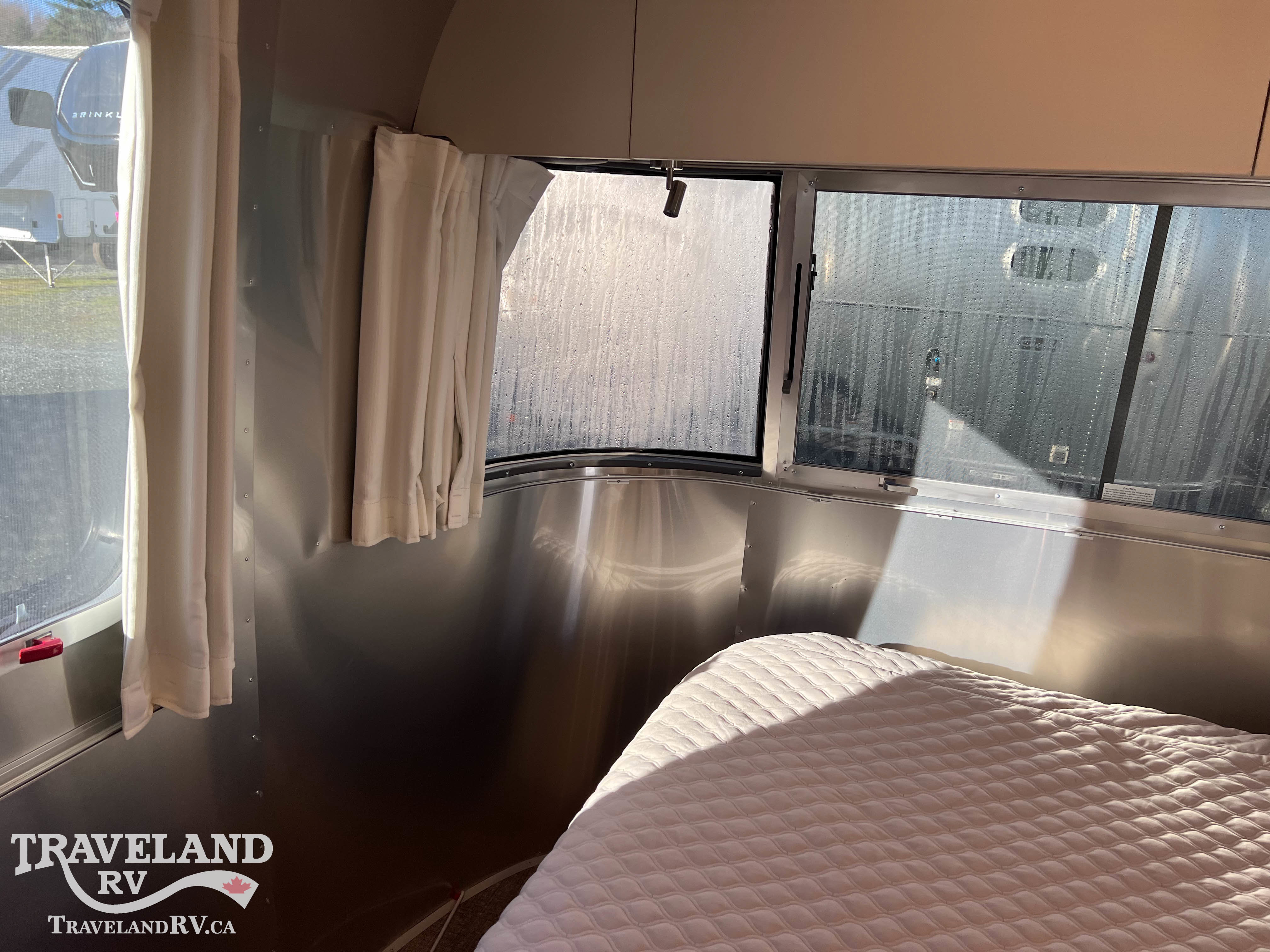 2026 Airstream Flying Cloud 25FB - Image 22