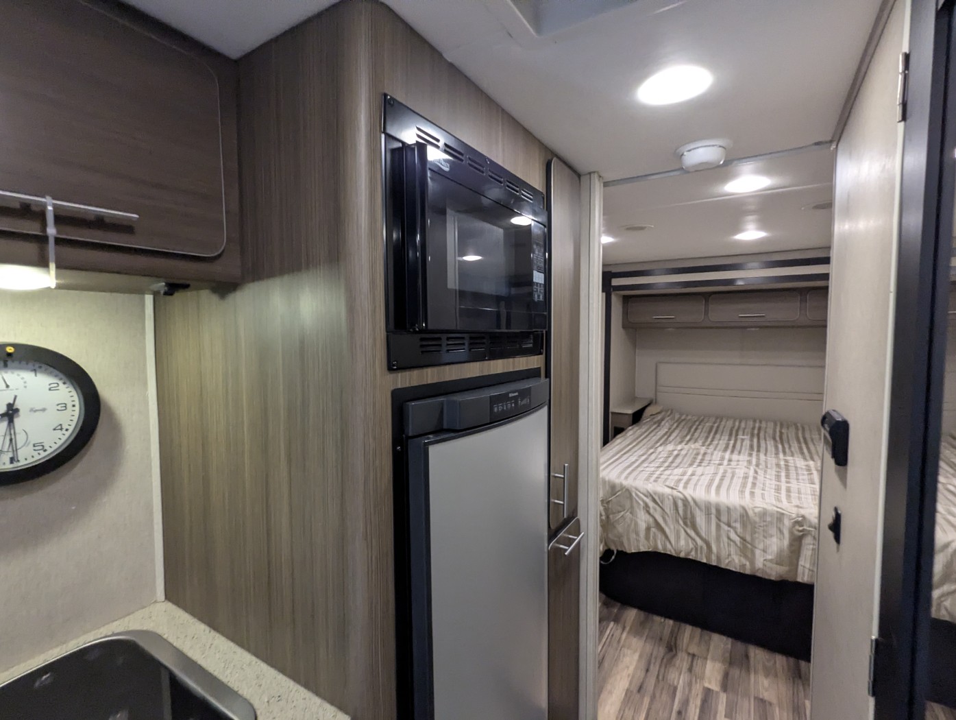 2015 RENEGADE Villagio 25QRS - Image 17