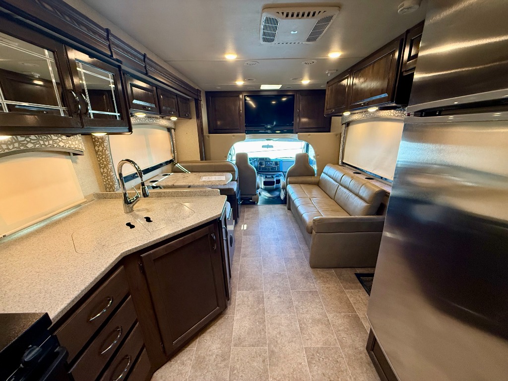 2017 Chateau 31W - Image 20