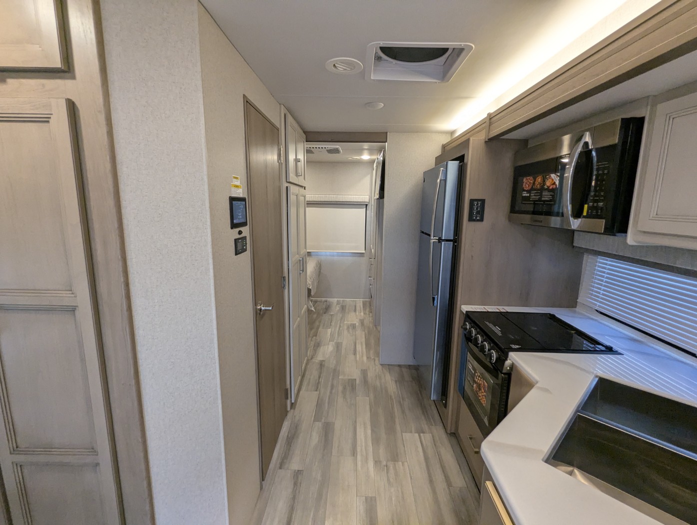 2027 Thor Motor Coach Omni X32 - Image 37